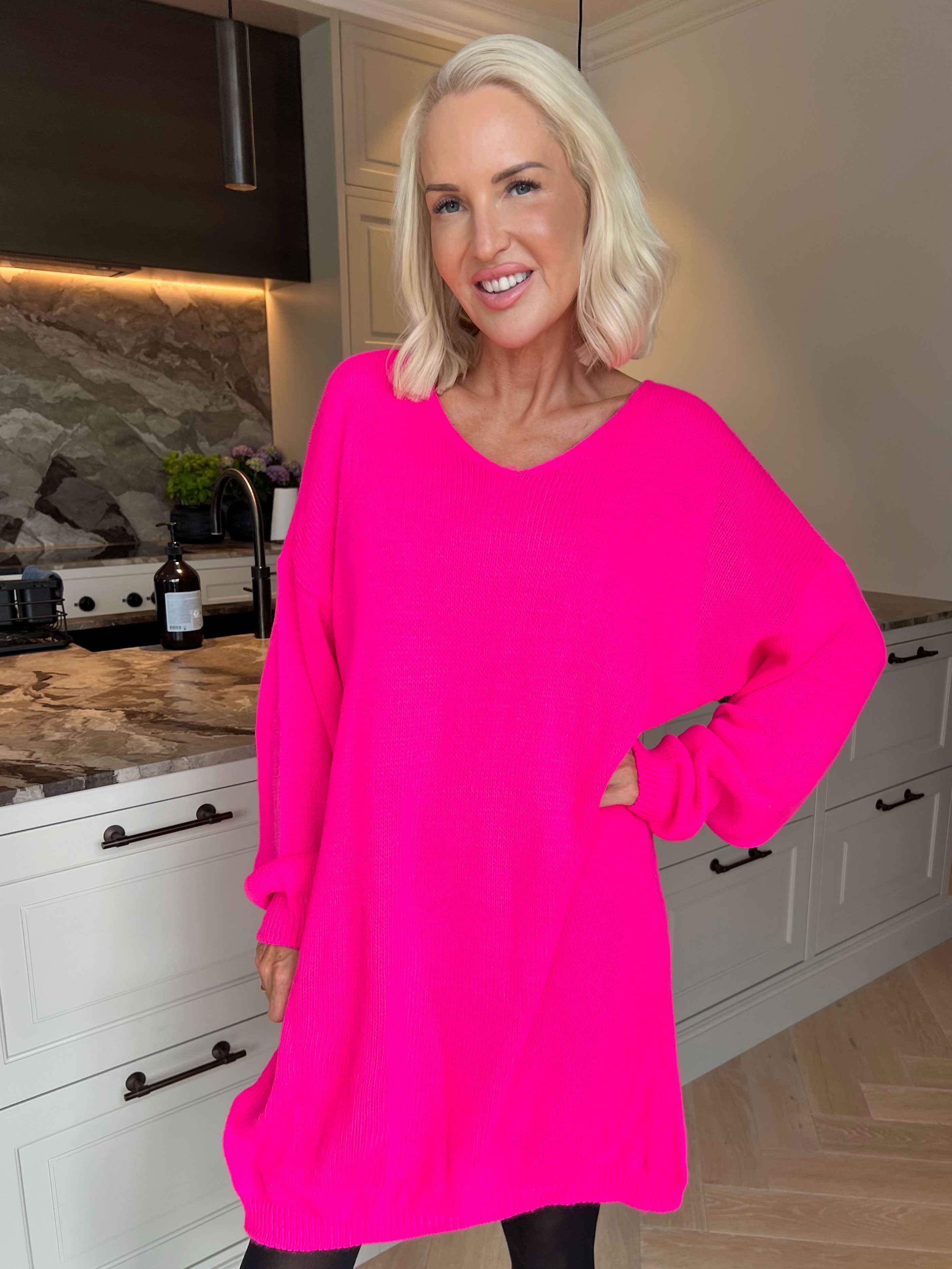 Estelle - Oversized strikkjole med feminin v-udskæring